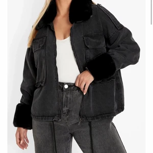 Skitsnygg vår jacka❤️ - Säljer denna skit snygga jacka❤️ (Lägger upp den igen för förra köparen var oseriös)  den är i strl 36 och är från missguided, den är i ny skicka och bara använd 1 gång!!❤️ Jag säljer ej likadan i ljusblå❤️