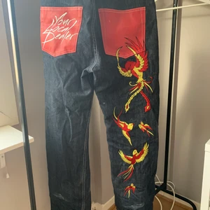 YLD jeans - Ett par råa YourLocalDealer jeans. Jättebra skick. Sällsynta y2k jeans i storlek 34/34, men passar nog också mindre. Tycker 700kr låter rimligt, men inget är spikat.                   Mvh