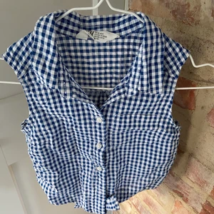 Rutig skjort topp - Jättesöt topp från hm, mycket bra skick! Jättefin till sommarn 