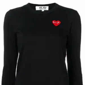 CDG  - Säljer nu min CDG Tröja svart i strl.s, aldrig använd 💕💕