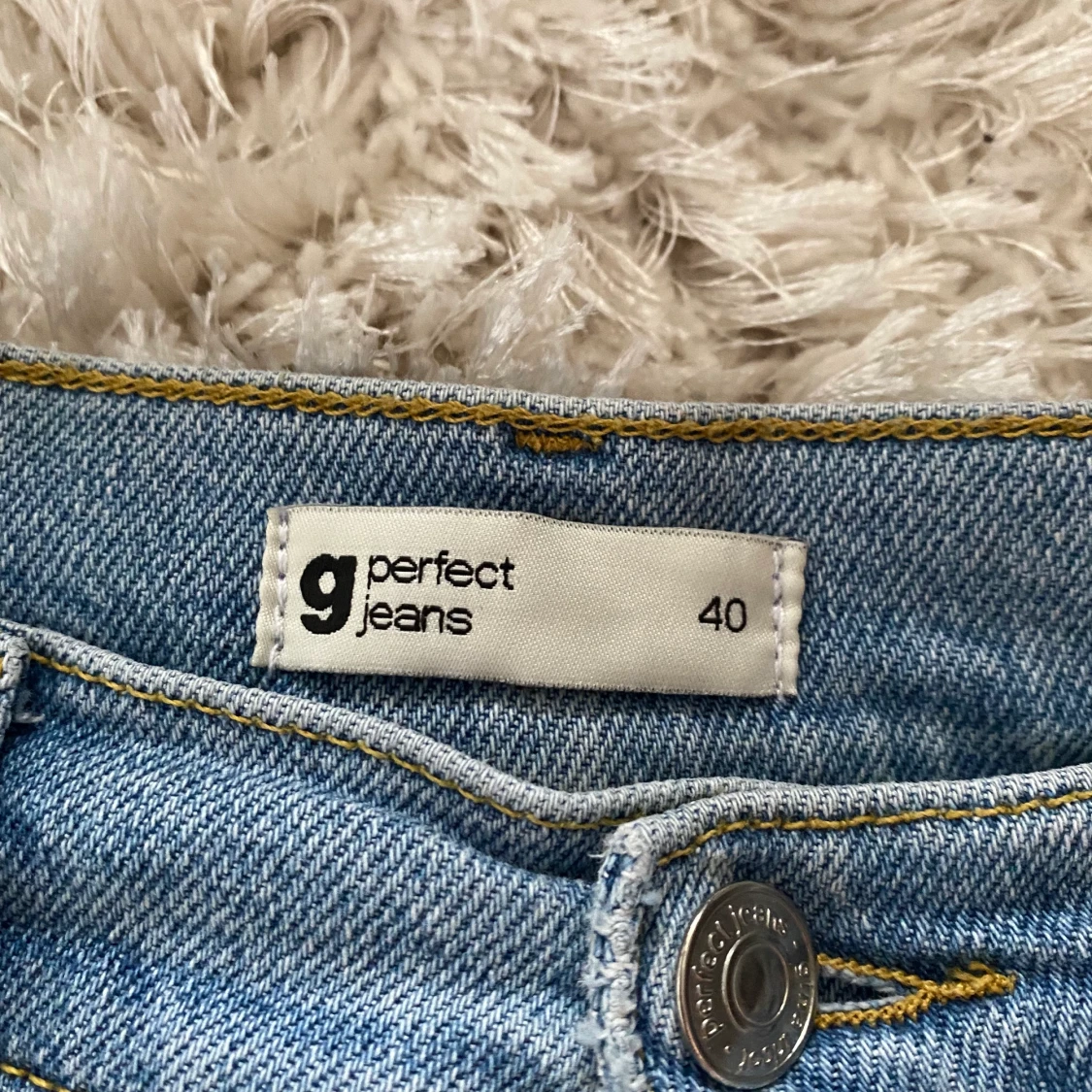 Blåa jeans från Ginatricot  - 91