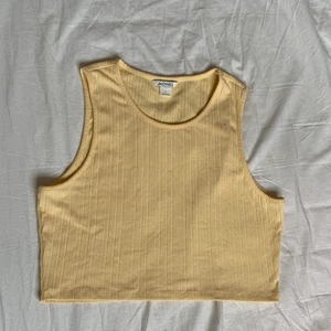 Gult linne - Snygg gul croppad tank topp från monki. Storlek L, men passar snyggt på S\M (lite lösare). Bra skick. Köparen står för frakt☀️