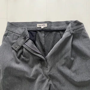 kostymbyxor från djerf avenue - superfina kostymbyxor från djerf avenue! säljes pga tkr inte dom passar mig. avklippta nertill en knapp decimeter (passar någon runt 160cm) därav det låga priset 🖤