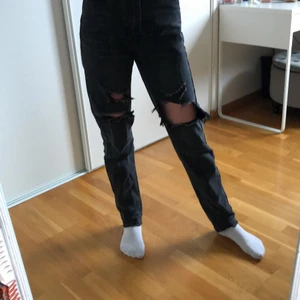 Svarta håliga jeans💖  - Säljer mina jeans eftersom dom inte kommer till användning,💖 använda 2-3 ggr bra skick. Frakt får ni betala själv☺️ Om det är något ni undrar skriv till mig så svarar jag💖💖