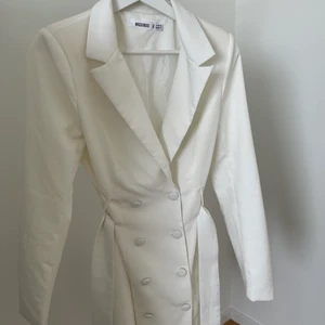 Kavaj klänning - En otroligt snygg kavajklänning i vit. Endast använd en gång och är i storlek 36 från missguided🤍