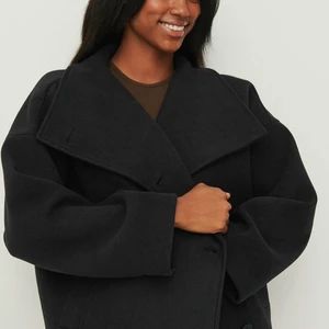 Kappa, NAKD, Strl 38 - Jättefin kappa från NAKD, aldrig använd och helt slutsåld. Frakt tillkommer på 99kr 🖤 Bud sker privat. 