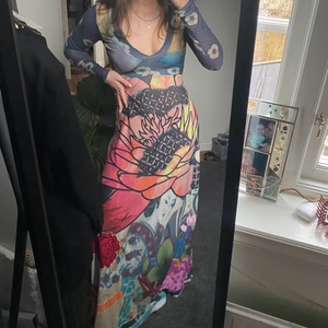 Långklänning  - Så fin och unik klänning från Desigual, har aldrig kommit till användning för mig dock. Jag är 170 och den släpar lite i golvet! Vet ej storlek tyvärr men passar mig som har S-M