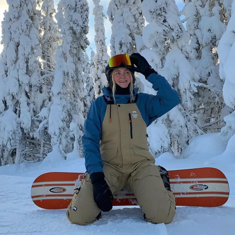 Beige skidbyxor från Montec med bibs/hängslen. Snygga, bekväma och praktiska. Använda fåtal gånger, i bra skick. Storlek M. Jeans & Byxor.