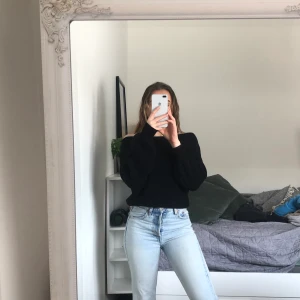 Stickad tröja - Off shoulder i svart stickat material från NA-KD! Den är xxs men passar även om man vanligtvis har xs. Superfint skick, kommer bara inte till användning. 