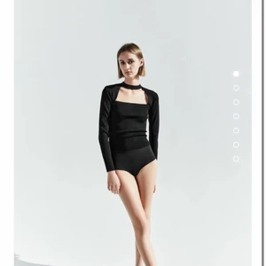 Zara tröja - Säljer denna slutsålda tröja från Zara. Den är i nyskick och endast använd en kväll. Den hade en defekt vid urringningen redan när jag köpte den, fast absolut inget som märks när man har den på sig. Kontakta mig privat för fler bilder eller vid minsta intresse! 💜