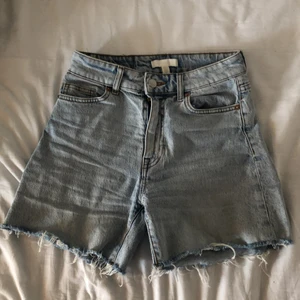 Jeans shorts - Super fina shorts från H&M i strl 34❣️❣️ Dom är köpta förra året så vet ej om dom finns att köpa längre. 150kr + frakt💘