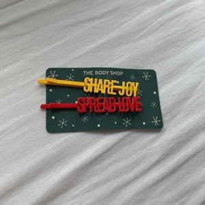 Hårspännen  - Hårspännen från the body shop fick i julkalendern 2021 aldrig använda 💜