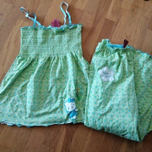 Hello Kitty pyjamas - Grön Hello Kitty pyjamas/lounge wear. Storlek M på bägge. Byxorna är i trekvartslängd. Fint skick. Säljs tillsammans. Frakt tillkommer med 62 kr i postens påse 🦋