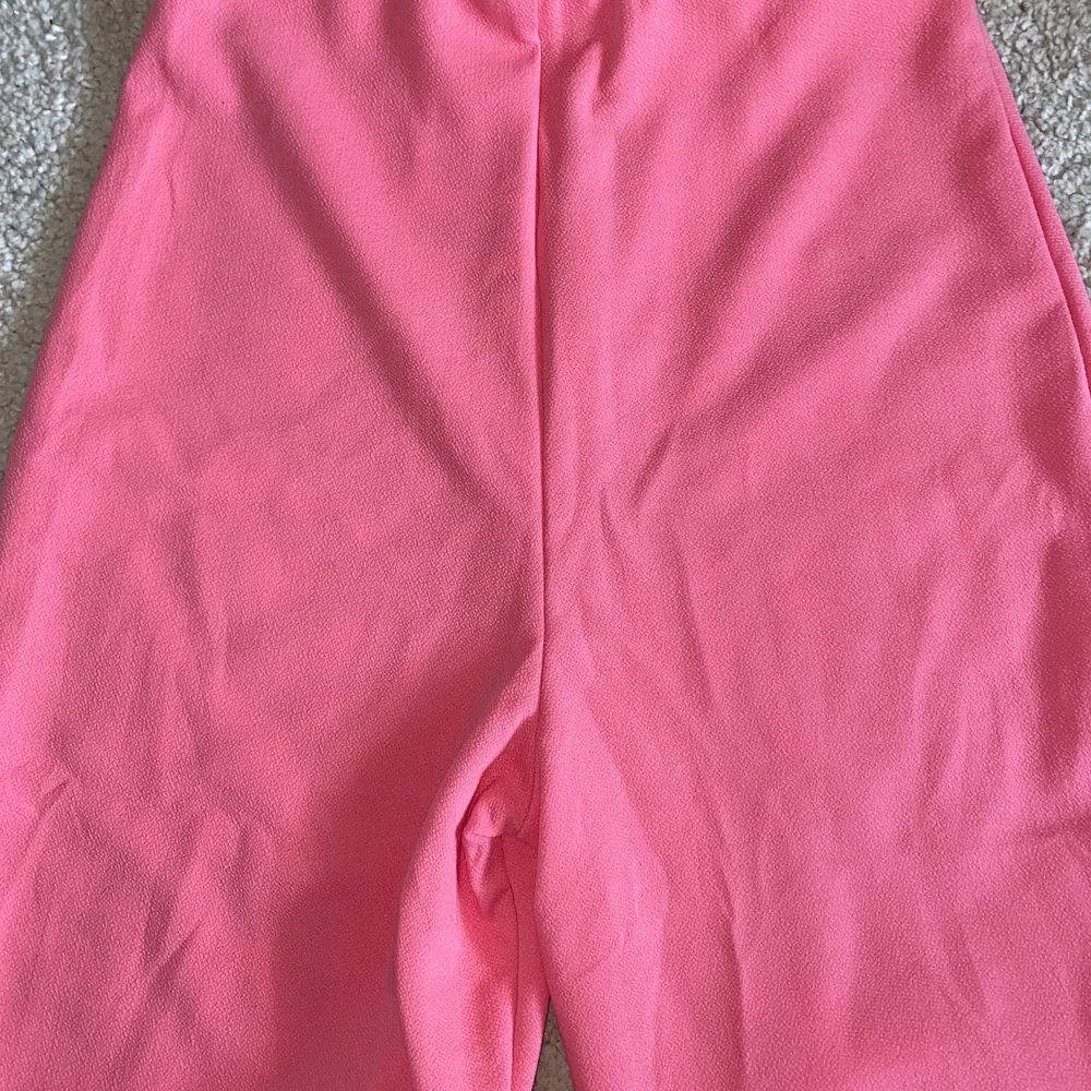 Ett par superhärliga rosa byxor från Nelly. De är långa och sitter superbra (jag är 174 cm). Använda ett fåtal gånger så är i väldigt bra skick 💖. Jeans & Byxor.