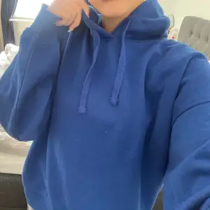 Jätte fin blå hoodie från zara, använts ett fåtal gånger och säljer då den aldrig kommer till användning längre, skulle säga att den är i storlek M🥰