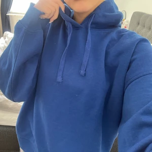 blå hoodie - Jätte fin blå hoodie från zara, använts ett fåtal gånger och säljer då den aldrig kommer till användning längre, skulle säga att den är i storlek M🥰