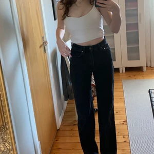 Weekday byxor - ett par basic svarta raka byxor från Weekday! passar mig som är ca 172 cm <3 