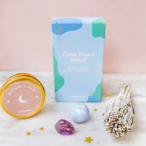 Calm down ritual box - Säljer detta calm down ritual kit, har flertalet och allt på bilden ingår. Har börjat arbeta med ohlamoon och får därför mycket grejer hem jag tyvärr inte har plats för. Säljer dem därav billigare med 13kr frakt. Helt oanvända 🌸 (använder deras bilder). Nypris: 280kr ‼️ INGET SAMARBETE MED OHLAMOON