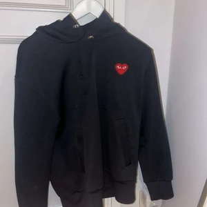 Cdg Hoodie - En svart Cdg hoodie i storlek M. Hoodien är i väldigt bra skick då den knappt är använd. Nypris:2200kr mitt pris:1000kr