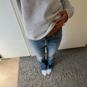 Lågmidjade jeans  - Så fina bootcut jeans som tyvärr är för små för mig. Storlek 30 men skulle säga liten XS. Köpta secondhand. Köpare står för frakt, kontakta vid intresse! 
