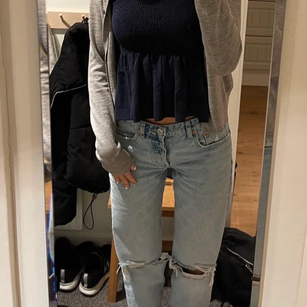 Säljer dessa midrise jeans från Zara i färgen ljusblå🤍 Tyvärr passade de inte mig så bra, de är i bra skick💞 (första bilden är lånad resten är mina). Jeans & Byxor.