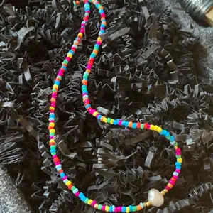 Supergulliga halsband i massa olika färger, gulddetaljer och en äkta sötvattenspärla