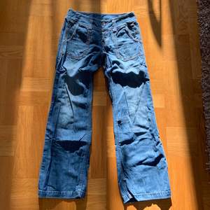 Säljer dessa blå lågmidjade VINTAGE jeans från Deisel, då de tyvärr är för små 💓
