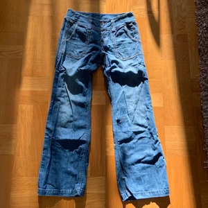 BLÅA JEANS - Säljer dessa blå lågmidjade VINTAGE jeans från Deisel, då de tyvärr är för små 💓