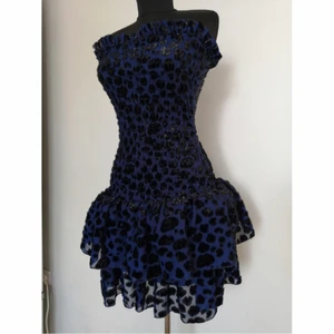 Majeklänning - Perfekta klänningen från maje, använd en kväll. Storlek 3, passar en S ev M. Nypris ligger på ca 2000. Tar bud från 700 säljer direkt för 1000. Helt i nyskick. 