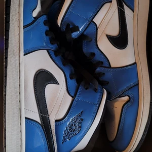 Nike air Jordan 1 SE signal blue - Skorna är i väldigt fint skick men har lite crease som ni kan se på bild 2 och 3. Kom privat för fler bilder. Pris kan diskuteras.