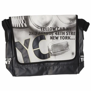 Väska! -  En rymlig axelremsväska som man får plats med datorn i. New york inspirerad! Skriv om du vill ha fler bilder så löser jag det! Jag är osäker på fraktkostnad men betalar de övriga om det blir mer än sagt!