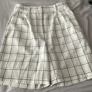 NA-KD - Shorts från na-kd i storlek 38 jättefin säljer denna för att den är tyvärr för stor för mig. (Fickorna där bak är fake) jag vet inte hur mycket den kostade från början men skulle gissa på 300kr