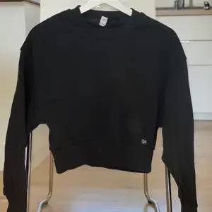Aldrig använd svart croppad sweatshirt från Icaniwill