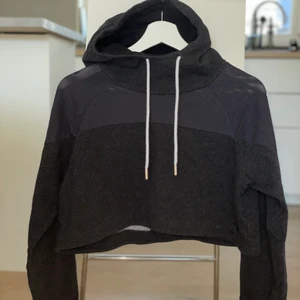 Gymshark cropped hoodie - Grå Gymshark cropped hoodie, Nikki Blakketter kollektion. Använd men i bra skick. Ganska liten i storlek.