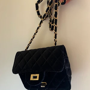 Crossbodybag - Fin svart väska med guld detaljer längst runt hela bandet, fin och lite trendig👌✨💕