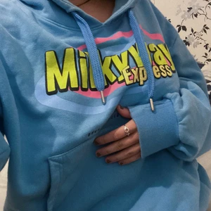 Svea - MILKYWAY - *bilderna är lånade* Jag säljer nu min svinsnygga hoodie från Svea som är slutsåld och inte säljs längre! Jag har använt den ca 3-4 gånger så den är som helt ny! Perfekt nu till våren. Den är i storlek M men är väldigt oversized så passar alla storlekar beroende på hur oversized du vill ha den🥰🌸🌺