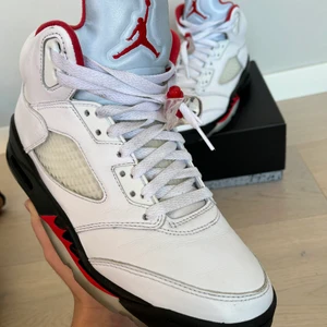 Jordan 5 retro fire red 2020 - Bra skick, använda några gånger. Storlek 41 (26cm). Pris kan diskuteras