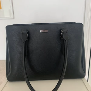 Väska💓💥 - En super snygg och praktisk väska från Don Donna! Den funkar superbra som skolväska och har mycket förvaring.💪💓 Säljer då den inte kommer till användning.