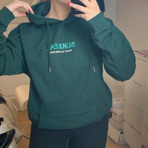 Grön hoodie - Oanvänd med lappar kvar från madlady. Storlek L så passar alla storlekar mellan XS-L  nypris 549kr