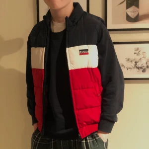 Levi’s väst - ❤️Supersnygg Levi’s väst❤️ Passar perfekt nu till våren då den är lagom tjock. Köpt för 1000kr på en klädbutik i Hovås. Storlek xs ( barnstorlek 12år )