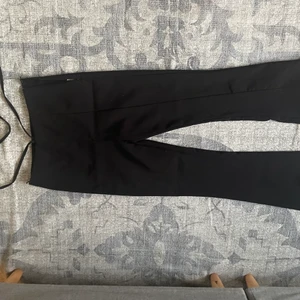 Kostymbyxor med snörning från Zara - Kostymbyxor som är utsvängda med snörning i midjan. Använd ca 1 gång. Kan frakta i hela sverige eller mötas upp i Malmö. Köparen står för frakt.