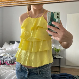 Zara topp - Säljer denna gula topp från zara! Så cool och fim färg till sommaren och när man är brun! Har öppen rygg! Säljer för 150kr eller högsta bud