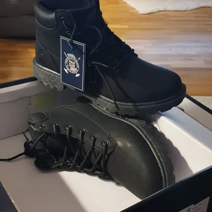 Nya vinterskor i kartong  - Nya varmfodrade vinterskor i kartong som aldrig kom till användning. Storlek 41