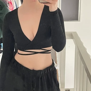 Festtopp  - Fest topp snygg topp med knytning i stretchigt material!! Passar en xs/s. Använd en gång