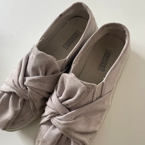 Grå/begiea skor - Köpte från Nelly.com. Lite smutsiga men de går bort i tvätten (därför lite billigare!)