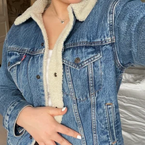 Levis jeansjacka - Levis jeansjacka med foder. Jackan är knappt använd 2 gånger och är i nyskick, köpt för 1400kr. Köpare står för frakt!💗