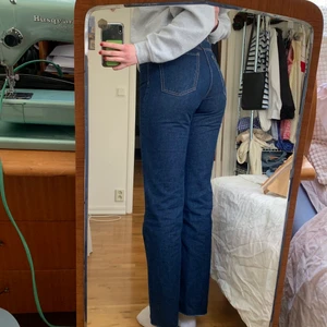 Raka jeans💙 - Jättefina jeans använda en gång från mango, tyvärr gick ena bältloopen sönder annars är de i superfint skick, jeansen kom avklippta så jag har även sicksackat längst ner för att de inte ska fransa när man tvättar dem💙midjemått: 76cm, innerbenslängd: 85cm