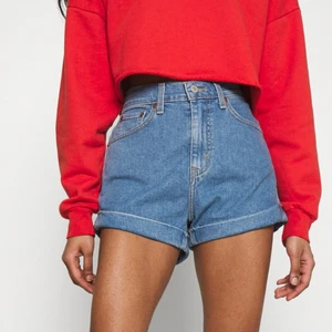 Levis shorts  - Levis A-line Mom shorts stl. 28! Fint skick, sparsamt använda. Säljer pga. Blivit förstora för mig 🥺❤️