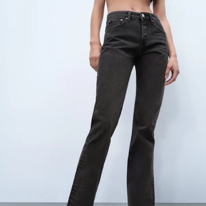Midwaist jeans - Säljer dessa populära jeans från zara i modellen midrise straight full length jeans. De är använda endast 2 gånger, säljer pga fel storlek💓