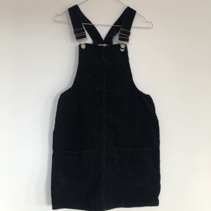 Hängselklänning - Svart hängselklänning i manchester i storlek s, använd 1 gång!